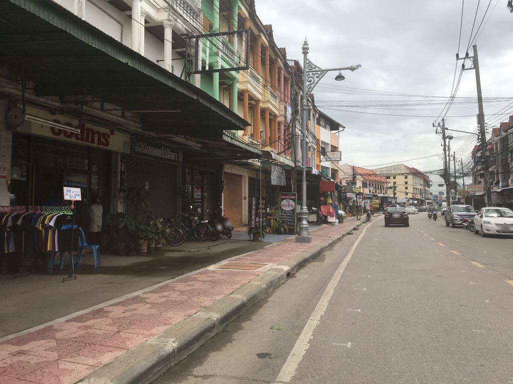 ภาพถนนตรงที่ คลินิกแพทย์ปนัดดา ตั้งอยู่ ถ่ายโดย kiw พ.ศ. 2561 (2018) · A street-level view of where คลินิกแพทย์ปนัดดา · Phaet Panatda Clinic stands, by kiw in 2561 (2018)