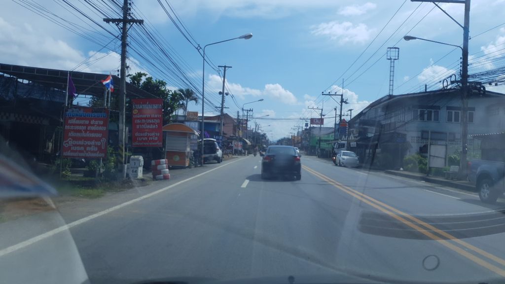 ภาพถนนตรงที่ ปิ่น ข้าวขาหมู ตั้งอยู่ ถ่ายโดย silamanee พ.ศ. 2561 (2018) · A street-level view of where ปิ่น ข้าวขาหมู · Pin Khaokhamu stands, by silamanee in 2561 (2018)