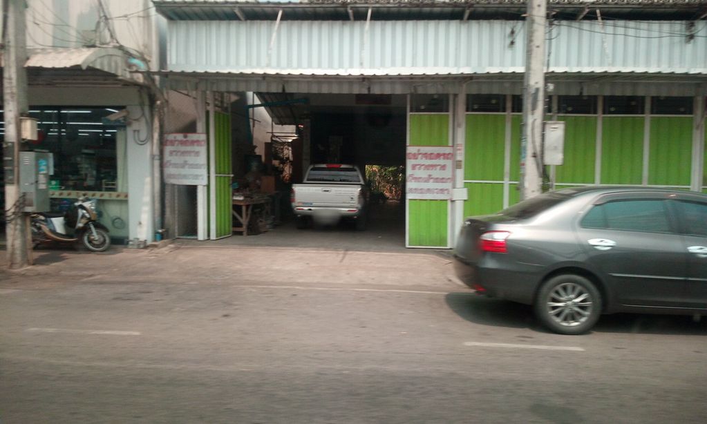 ภาพถนนตรงที่ ร้านหน้าเซป่าก่องิ้ว ตั้งอยู่ ถ่ายโดย ozflor พ.ศ. 2562 (2019) · A street-level view of where ร้านหน้าเซป่าก่องิ้ว · Ran Na Se Pa Ko Ngio stands, by ozflor in 2562 (2019)