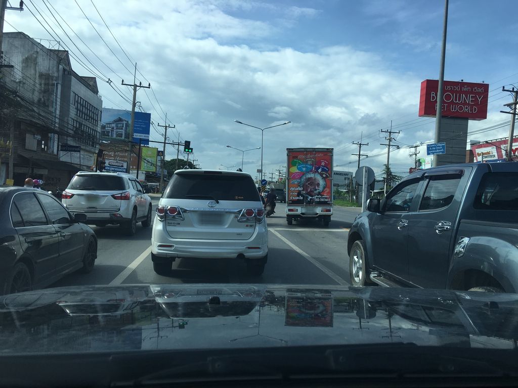 ภาพถนนตรงที่ ซูซูกิ เชียงราย ตั้งอยู่ ถ่ายโดย wapriz พ.ศ. 2561 (2018) · A street-level view of where ซูซูกิ เชียงราย · Susuki Chiang Rai stands, by wapriz in 2561 (2018)
