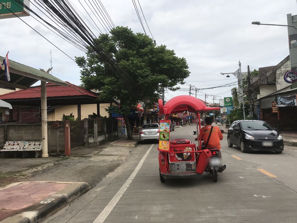 ภาพถนนตรงที่ ฮัค หมูกระทะชั่งกิโล ตั้งอยู่ ถ่ายโดย kiw พ.ศ. 2561 (2018) · A street-level view of where ฮัค หมูกระทะชั่งกิโล · Hak Mukratha Chang Kilo stands, by kiw in 2561 (2018)