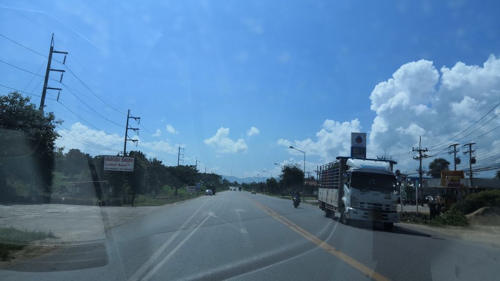 ภาพถนนตรงที่ Lovebird Resort ตั้งอยู่ ถ่ายโดย charlesano พ.ศ. 2561 (2018) · A street-level view of where Lovebird Resort stands, by charlesano in 2561 (2018)