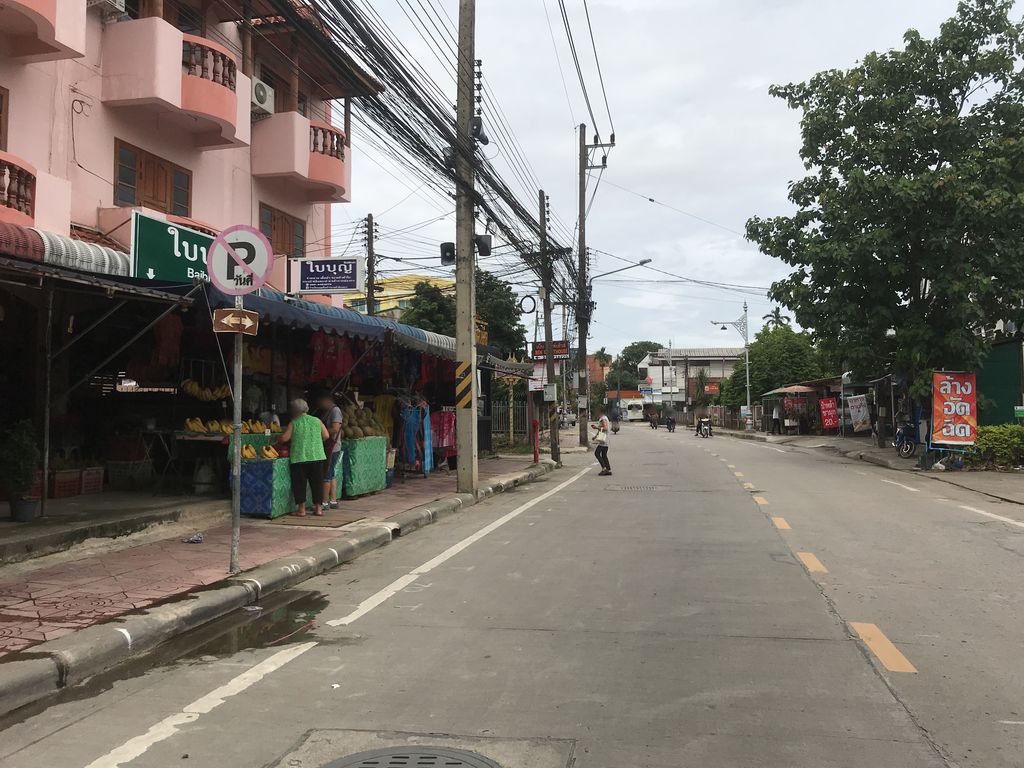 ภาพถนนตรงที่ ร้านธานี แอดเวอร์ไทซิ่ง ตั้งอยู่ ถ่ายโดย kiw พ.ศ. 2561 (2018) · A street-level view of where ร้านธานี แอดเวอร์ไทซิ่ง · Ran Thani Aet Woe Thai Sing stands, by kiw in 2561 (2018)