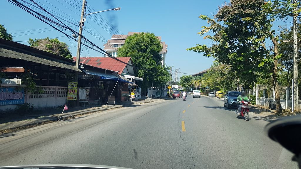 ภาพถนนตรงที่ Amen Cafe’ เอเมน คาเฟ่ ตั้งอยู่ ถ่ายโดย igorzo พ.ศ. 2562 (2019) · A street-level view of where Amen Cafe’ เอเมน คาเฟ่ stands, by igorzo in 2562 (2019)