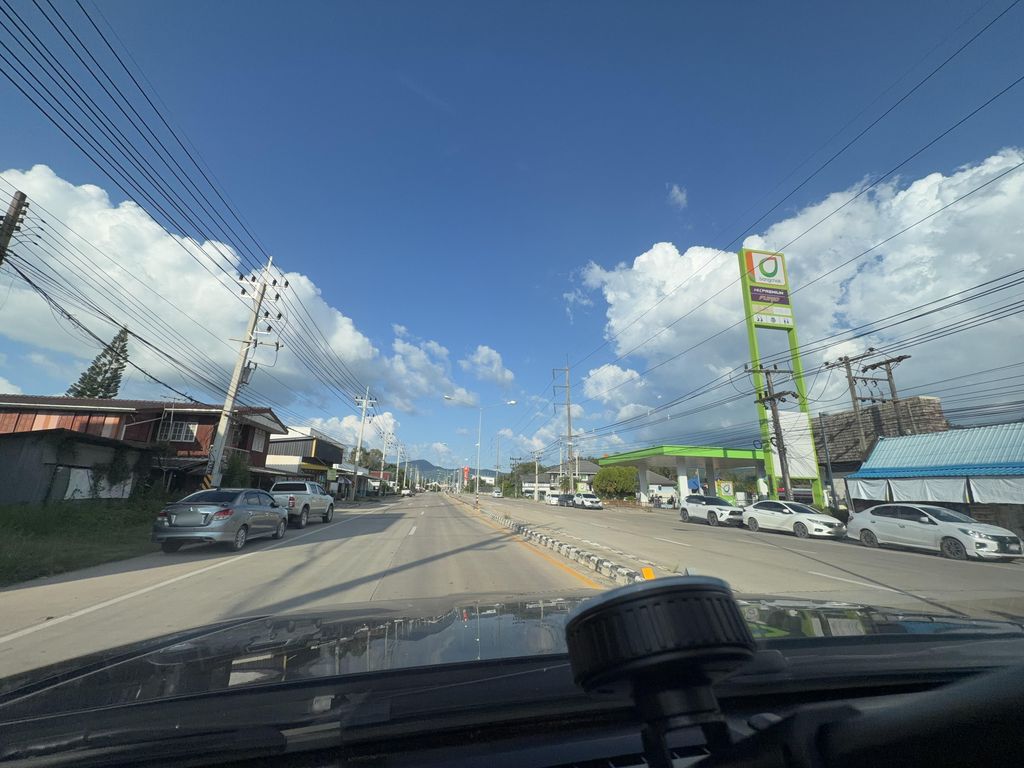 ภาพถนนตรงที่ สามคุณการไฟฟ้า ตั้งอยู่ ถ่ายโดย Peeramod พ.ศ. 2569 (2026) · A street-level view of where สามคุณการไฟฟ้า · Sam Khun Kanfaifa stands, by Peeramod in 2569 (2026)