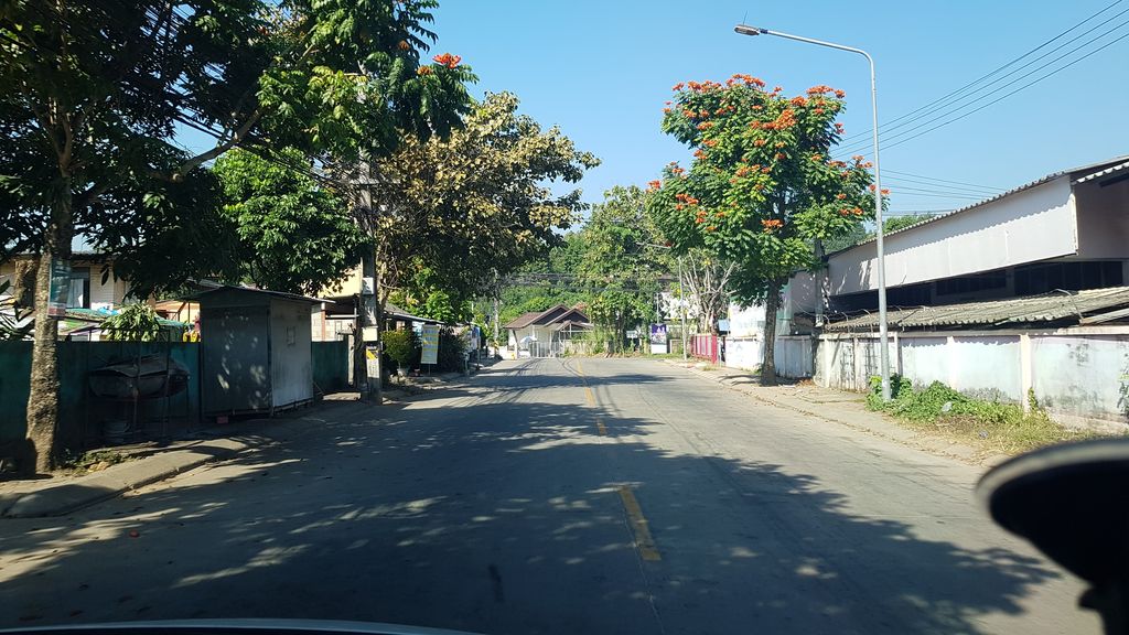 ภาพถนนตรงที่ โรงเรียนต้นกล้าเชียงราย ตั้งอยู่ ถ่ายโดย igorzo พ.ศ. 2562 (2019) · A street-level view of where โรงเรียนต้นกล้าเชียงราย · Ton Kla Chiang Rai School stands, by igorzo in 2562 (2019)