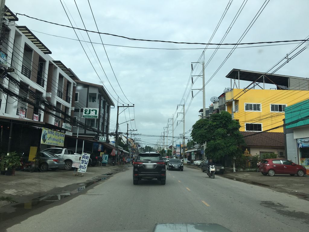 ภาพถนนตรงที่ เฮง เฮง บะหมี่เกี๊ยว หน้า 7-11 สาขาตลาดอุดมสวัสดิ์ ตั้งอยู่ ถ่ายโดย wapriz พ.ศ. 2561 (2018) · A street-level view of where เฮง เฮง บะหมี่เกี๊ยว หน้า 7-11 สาขาตลาดอุดมสวัสดิ์ · Heng Heng Bamikiao Na 7-11 Sakha Talat Utma Sawat stands, by wapriz in 2561 (2018)