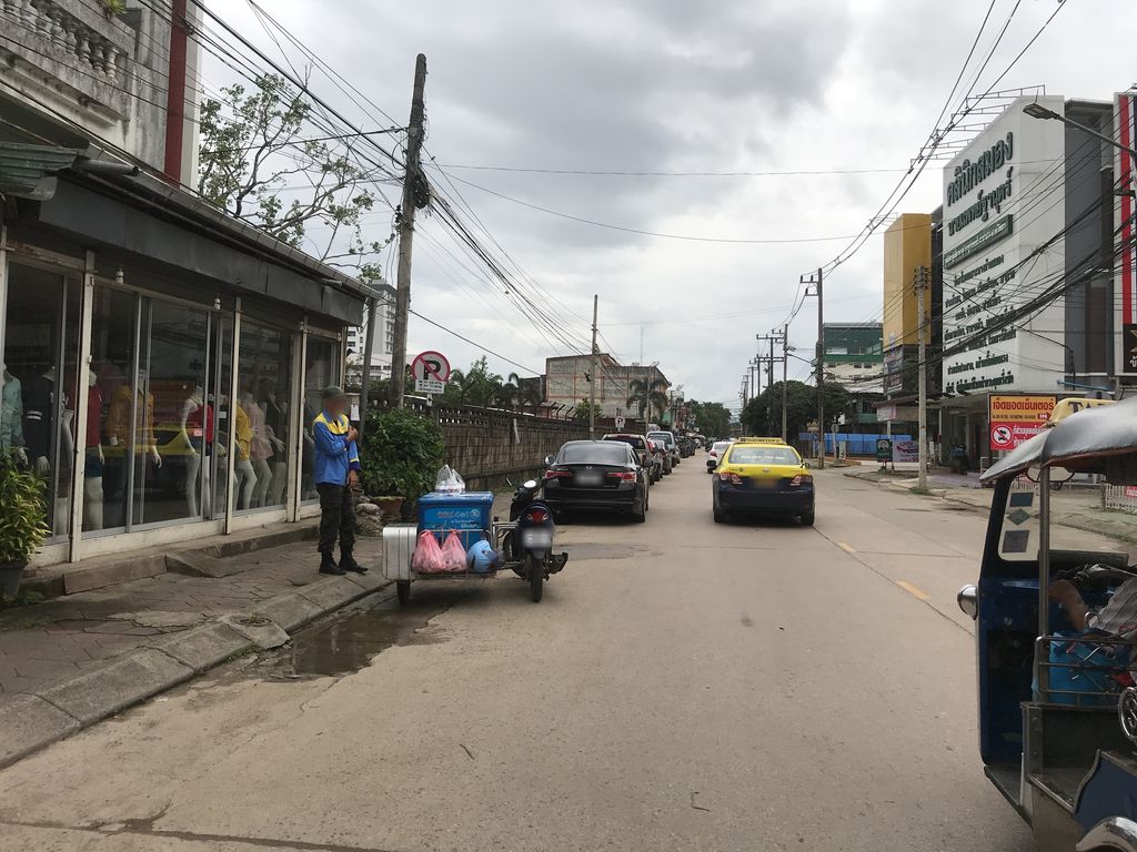 ภาพถนนตรงที่ MPLUS Chiang Rai ตั้งอยู่ ถ่ายโดย kiw พ.ศ. 2561 (2018) · A street-level view of where MPLUS Chiang Rai stands, by kiw in 2561 (2018)