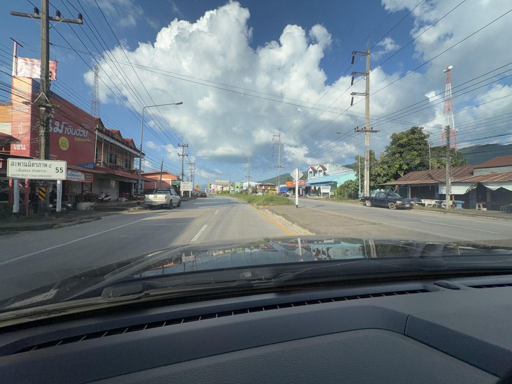 ภาพถนนตรงที่ พีดีแอร์คอนซิสเต็ม ตั้งอยู่ ถ่ายโดย Peeramod พ.ศ. 2569 (2026) · A street-level view of where พีดีแอร์คอนซิสเต็ม · Phidi Air Khon Sittem stands, by Peeramod in 2569 (2026)