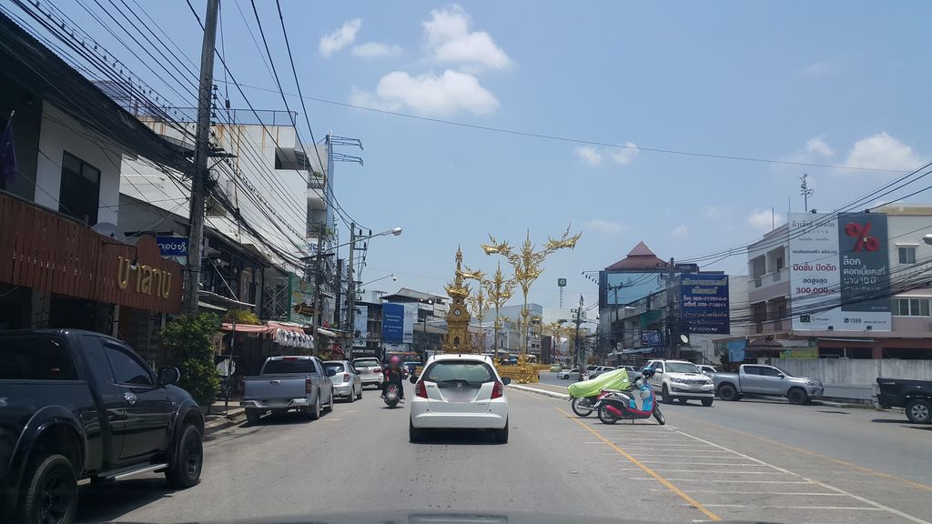 ภาพถนนตรงที่ ยินดีของฝาก เชียงราย ตั้งอยู่ ถ่ายโดย jrcarlsen พ.ศ. 2560 (2017) · A street-level view of where ยินดีของฝาก เชียงราย · Yindikongfak Chiang Rai stands, by jrcarlsen in 2560 (2017)