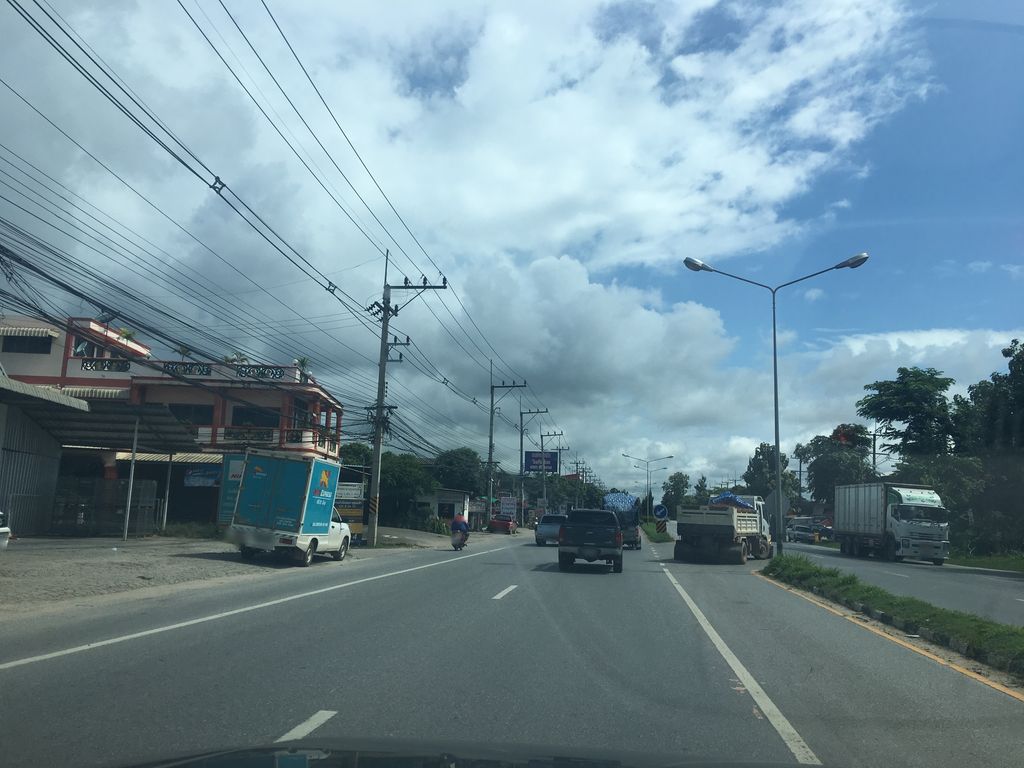 ภาพถนนตรงที่ ป้อมเจริญการช่าง ตั้งอยู่ ถ่ายโดย wapriz พ.ศ. 2561 (2018) · A street-level view of where ป้อมเจริญการช่าง · Pom Charoen Kanchang stands, by wapriz in 2561 (2018)