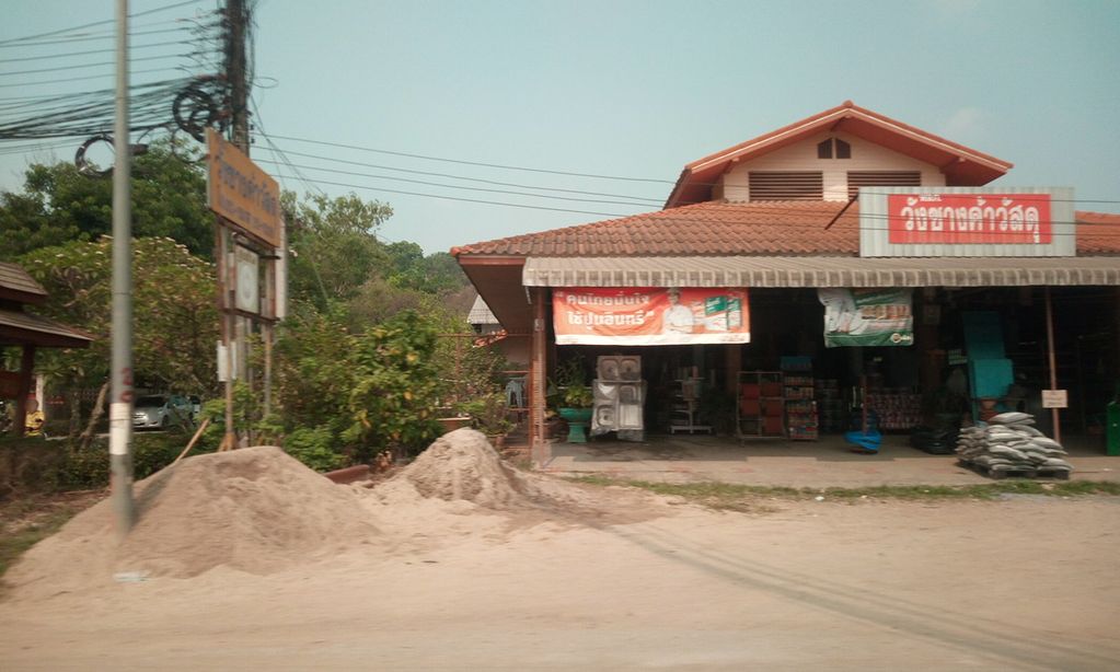 ภาพถนนตรงที่ อนามัยน้ำลัด ตั้งอยู่ ถ่ายโดย ozflor พ.ศ. 2562 (2019) · A street-level view of where อนามัยน้ำลัด · Anamainamlat stands, by ozflor in 2562 (2019)