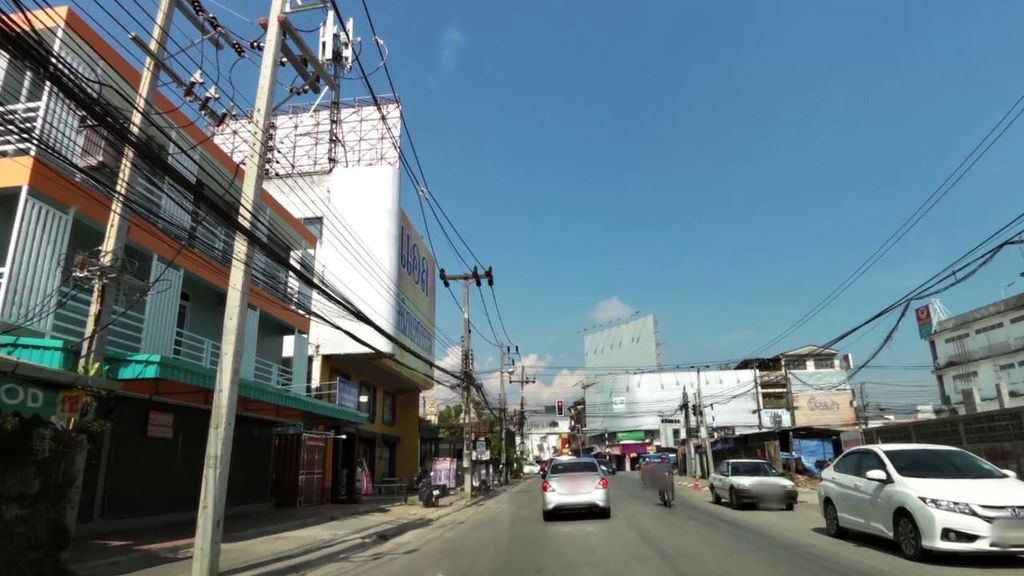 ภาพถนนตรงที่ วัดจอเจริญสุขุมวาท ตั้งอยู่ ถ่ายโดย toffy พ.ศ. 2561 (2018) · A street-level view of where วัดจอเจริญสุขุมวาท · Wat Chocherin Sukhum Wat stands, by toffy in 2561 (2018)