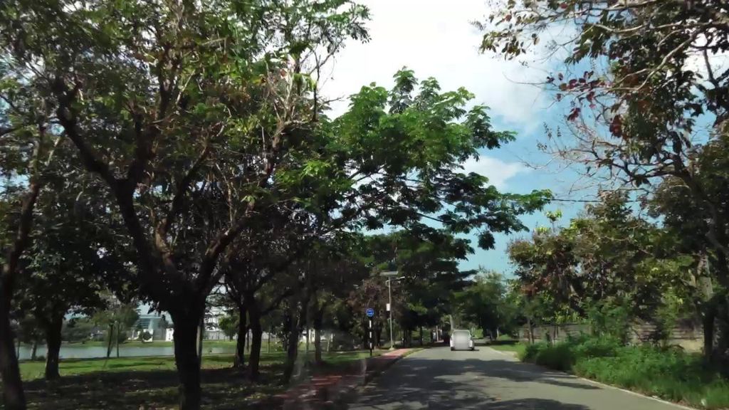 ภาพถนนตรงที่ Season slow bar coffee and picnic ตั้งอยู่ ถ่ายโดย toffy พ.ศ. 2561 (2018) · A street-level view of where Season slow bar coffee and picnic stands, by toffy in 2561 (2018)