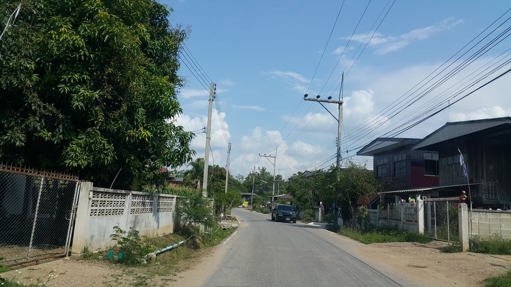 ภาพถนนตรงที่ โรงกลึงไตรแก้ว การช่าง เชียงราย ตั้งอยู่ ถ่ายโดย jrcarlsen พ.ศ. 2560 (2017) · A street-level view of where โรงกลึงไตรแก้ว การช่าง เชียงราย · Rongklueng Tai Kaeo Kanchang Chiang Rai stands, by jrcarlsen in 2560 (2017)