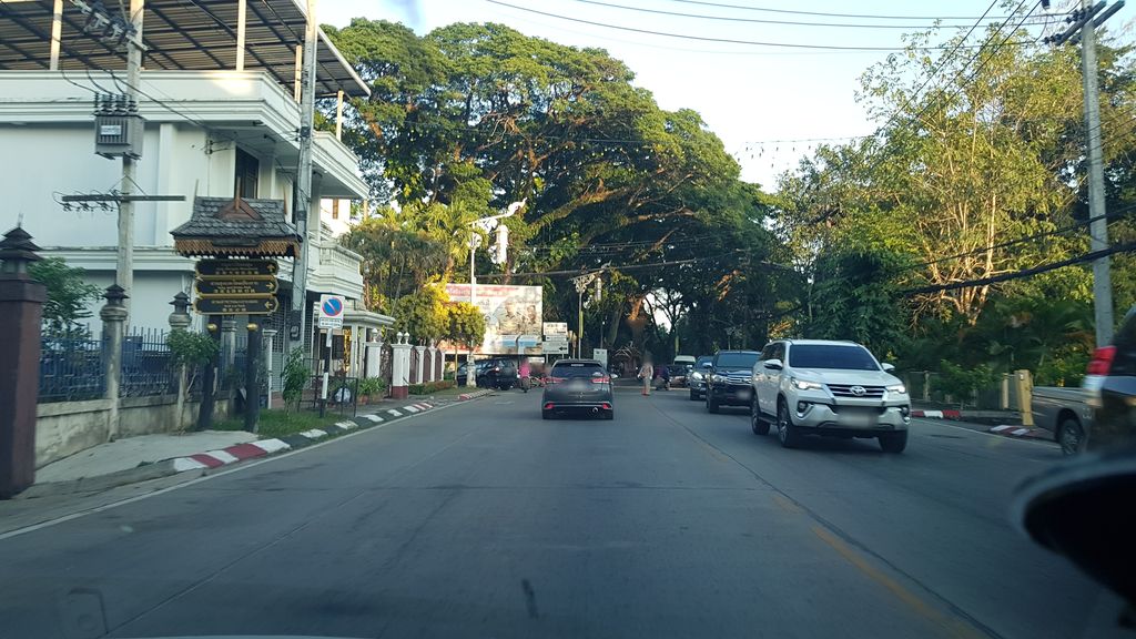 ภาพถนนตรงที่ น้ำเพชรมวยไทยยิม ตั้งอยู่ ถ่ายโดย igorzo พ.ศ. 2562 (2019) · A street-level view of where น้ำเพชรมวยไทยยิม · Nam Phet Muaithai Gym stands, by igorzo in 2562 (2019)
