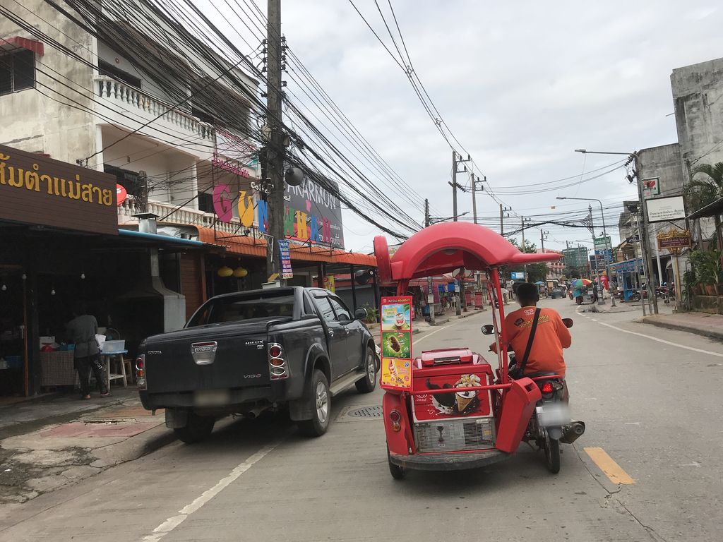 ภาพถนนตรงที่ หอพักกระต่าย ตั้งอยู่ ถ่ายโดย kiw พ.ศ. 2561 (2018) · A street-level view of where หอพักกระต่าย · Kratai Dormitory stands, by kiw in 2561 (2018)