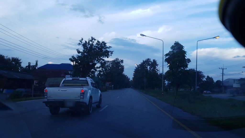 ภาพถนนตรงที่ เชียงรายรักษาสัตว์ ตั้งอยู่ ถ่ายโดย silamanee พ.ศ. 2561 (2018) · A street-level view of where เชียงรายรักษาสัตว์ · Chiang Rai Raksasat stands, by silamanee in 2561 (2018)