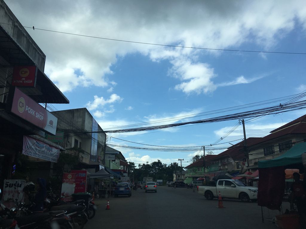 ภาพถนนตรงที่ ลดาปลาร้าหอม ตั้งอยู่ ถ่ายโดย wapriz พ.ศ. 2561 (2018) · A street-level view of where ลดาปลาร้าหอม · Ladaplarahom stands, by wapriz in 2561 (2018)
