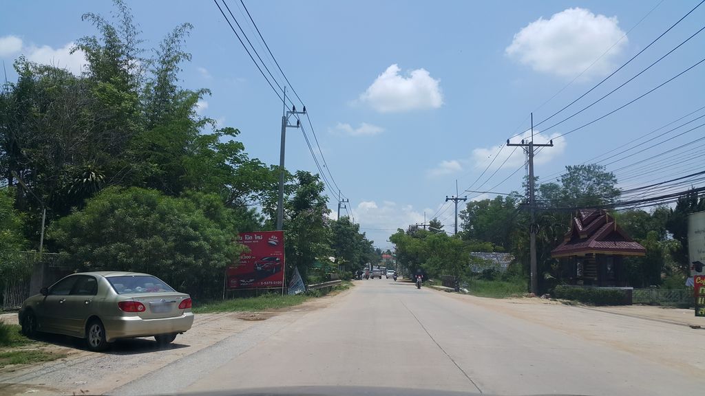 ภาพถนนตรงที่ Kerry Express Rimkok ตั้งอยู่ ถ่ายโดย jrcarlsen พ.ศ. 2560 (2017) · A street-level view of where Kerry Express Rimkok stands, by jrcarlsen in 2560 (2017)