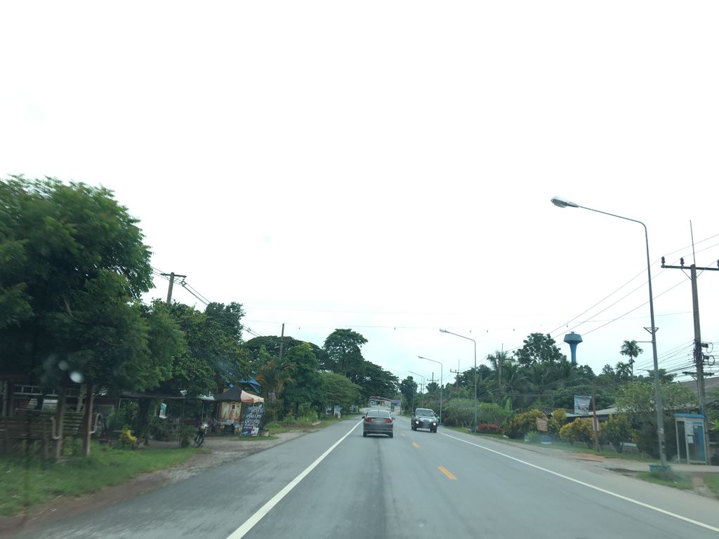 ภาพถนนตรงที่ Drag Nom Chiangrai แดร็กนม เชียงราย ตั้งอยู่ ถ่ายโดย wapriz พ.ศ. 2561 (2018) · A street-level view of where Drag Nom Chiangrai แดร็กนม เชียงราย stands, by wapriz in 2561 (2018)