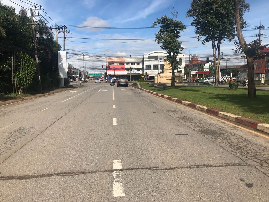 ภาพถนนตรงที่ Okay Shabu ตั้งอยู่ ถ่ายโดย wiwattantib พ.ศ. 2561 (2018) · A street-level view of where Okay Shabu stands, by wiwattantib in 2561 (2018)