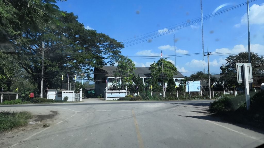 ภาพถนนตรงที่ หนองหลวงฟาร์มปลา ตั้งอยู่ ถ่ายโดย charlesano พ.ศ. 2561 (2018) · A street-level view of where หนองหลวงฟาร์มปลา · Nong Luang Farm Pla stands, by charlesano in 2561 (2018)