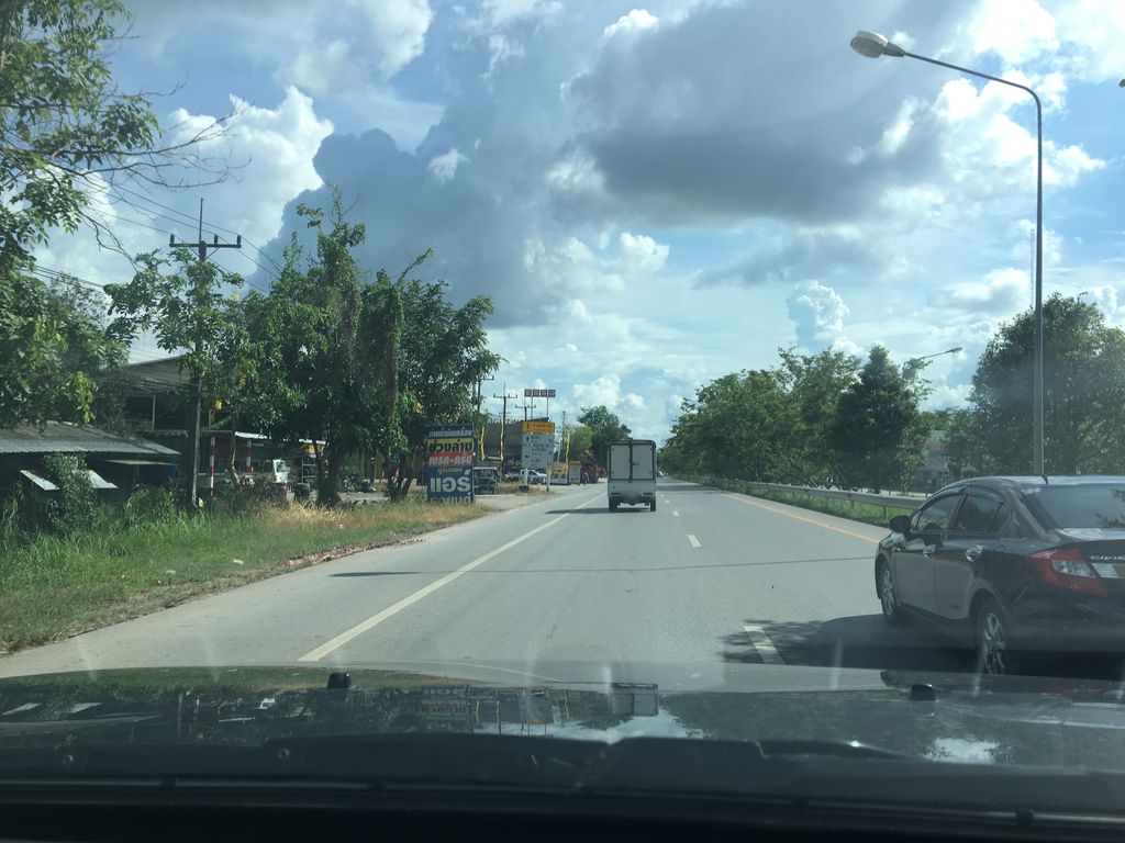 ภาพถนนตรงที่ คนเมื่อคืน ตั้งอยู่ ถ่ายโดย wapriz พ.ศ. 2561 (2018) · A street-level view of where คนเมื่อคืน · Khonmueakhuen stands, by wapriz in 2561 (2018)