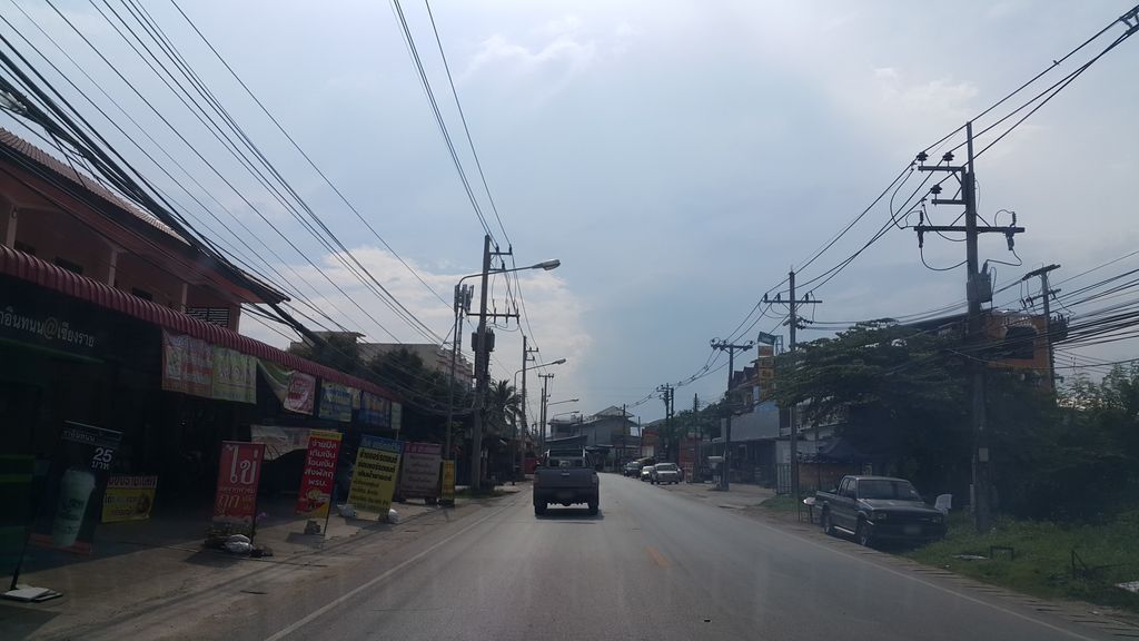ภาพถนนตรงที่ เจ๊นุ้ย ด่าแซ่บ ตั้งอยู่ ถ่ายโดย jrcarlsen พ.ศ. 2560 (2017) · A street-level view of where เจ๊นุ้ย ด่าแซ่บ · Chenui Dasaep stands, by jrcarlsen in 2560 (2017)