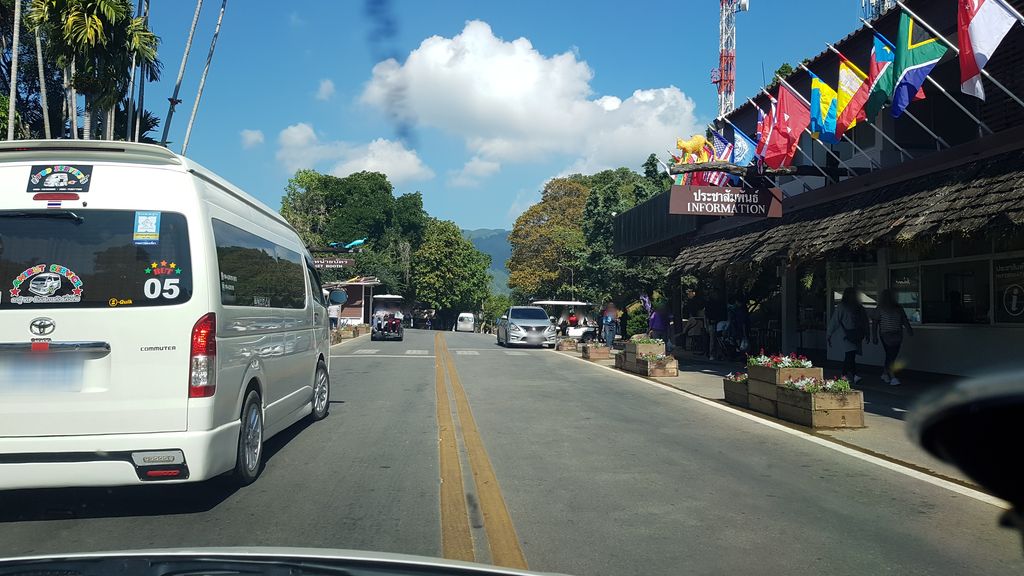 ภาพถนนตรงที่ โครงการพัฒนาดอยตุง พื้นที่ทรงงาน อันเนื่องมาจากพระราชดำริ ตั้งอยู่ ถ่ายโดย igorzo พ.ศ. 2562 (2019) · A street-level view of where โครงการพัฒนาดอยตุง พื้นที่ทรงงาน อันเนื่องมาจากพระราชดำริ · Khrong Kanphatna Doi Tung Phuenthi Songngan An Nueang Ma Chak Phra Ratcha Damri stands, by igorzo in 2562 (2019)