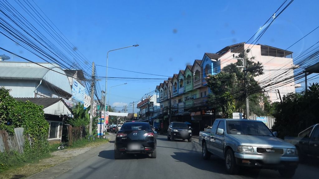 ภาพถนนตรงที่ Runway Hair Expert ตั้งอยู่ ถ่ายโดย charlesano พ.ศ. 2561 (2018) · A street-level view of where Runway Hair Expert stands, by charlesano in 2561 (2018)