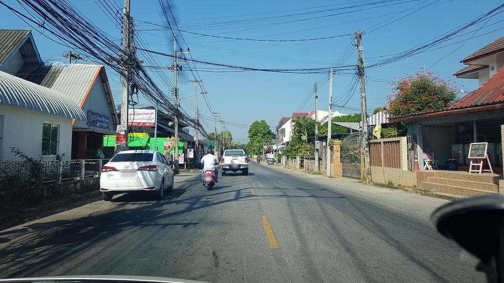 ภาพถนนตรงที่ ความสุข ตั้งอยู่ ถ่ายโดย igorzo พ.ศ. 2562 (2019) · A street-level view of where ความสุข · Khwamsuk stands, by igorzo in 2562 (2019)