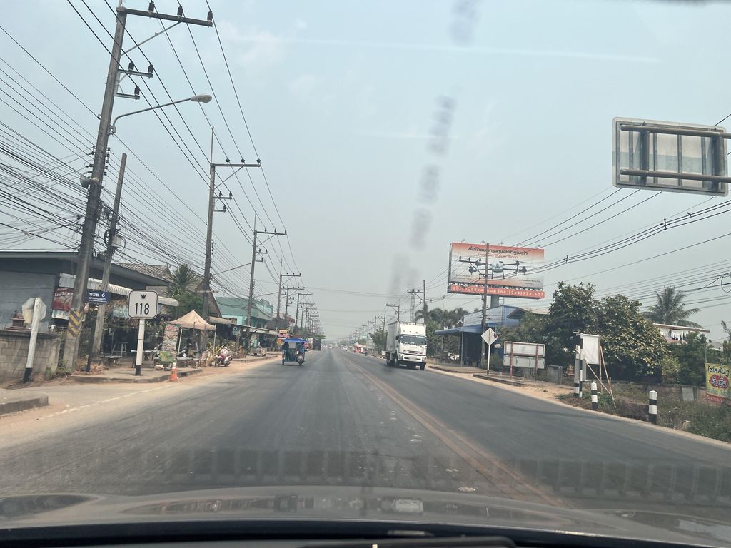 ภาพถนนตรงที่ ร้านขายคัสซีไก่ย่าง ตั้งอยู่ ถ่ายโดย lin_wang พ.ศ. 2567 (2024) · A street-level view of where ร้านขายคัสซีไก่ย่าง · Ran Khai Khatsi Kainga stands, by lin_wang in 2567 (2024)