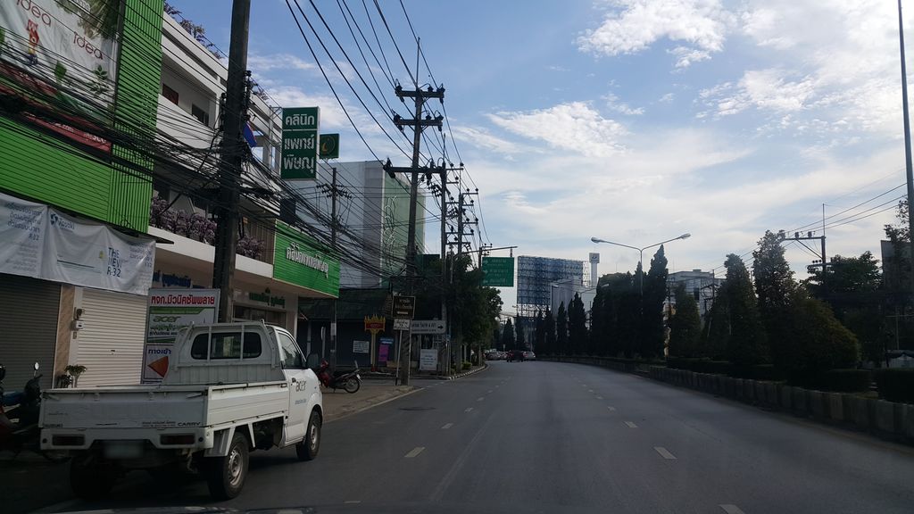 ภาพถนนตรงที่ Chieng Rai Restuarant ตั้งอยู่ ถ่ายโดย jrcarlsen พ.ศ. 2560 (2017) · A street-level view of where Chieng Rai Restuarant stands, by jrcarlsen in 2560 (2017)