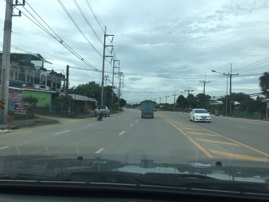 ภาพถนนตรงที่ Ba(r)nana ตั้งอยู่ ถ่ายโดย wapriz พ.ศ. 2561 (2018) · A street-level view of where Ba(r)nana stands, by wapriz in 2561 (2018)