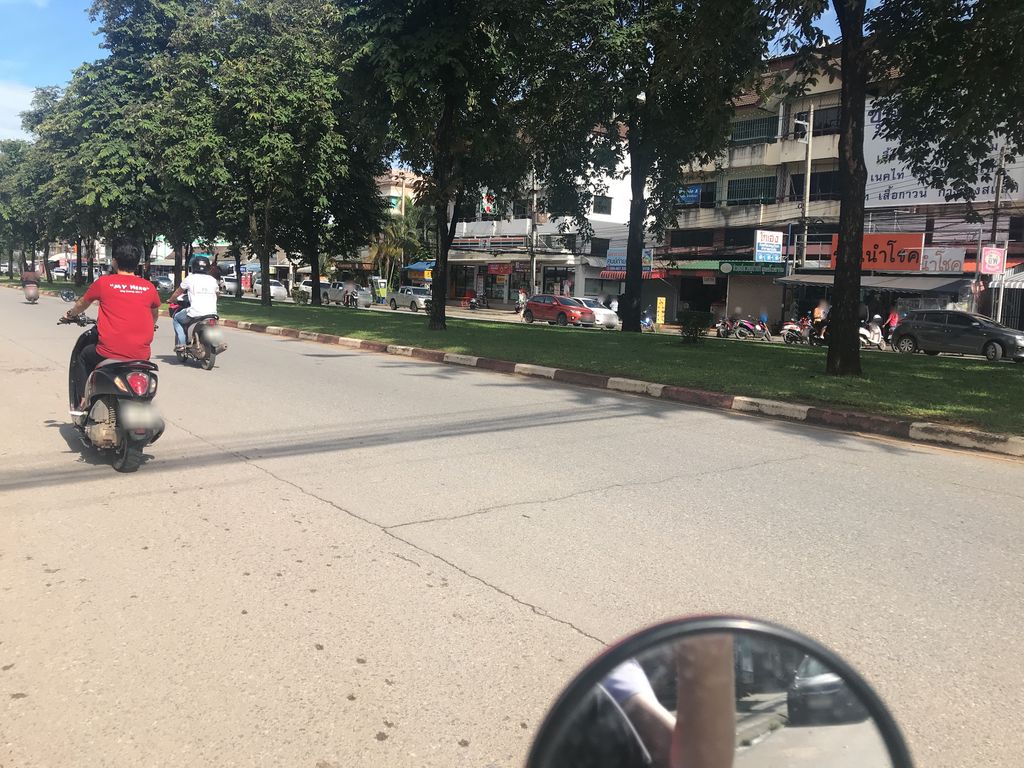 ภาพถนนตรงที่ MP Cosmetic ตั้งอยู่ ถ่ายโดย wiwattantib พ.ศ. 2561 (2018) · A street-level view of where MP Cosmetic stands, by wiwattantib in 2561 (2018)