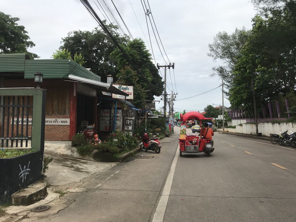 ภาพถนนตรงที่ Papyrus Coffee ตั้งอยู่ ถ่ายโดย kiw พ.ศ. 2561 (2018) · A street-level view of where Papyrus Coffee stands, by kiw in 2561 (2018)