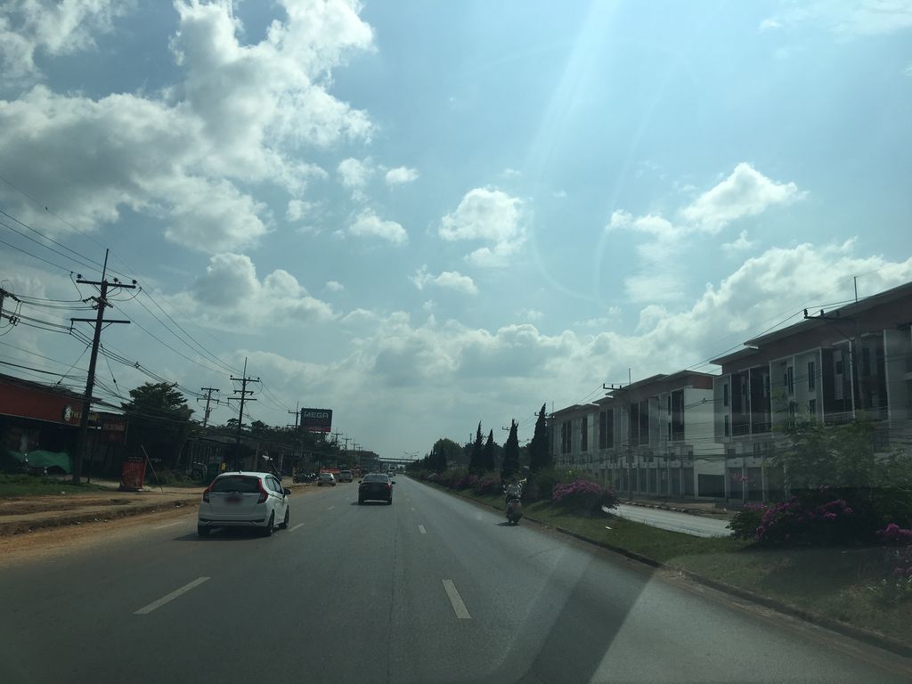 ภาพถนนตรงที่ ส้มตำนัวบักคักสาขาบ้านดู่ ตั้งอยู่ ถ่ายโดย wapriz พ.ศ. 2561 (2018) · A street-level view of where ส้มตำนัวบักคักสาขาบ้านดู่ · Som Tamnua Bak Khak Sakha Ban Du stands, by wapriz in 2561 (2018)