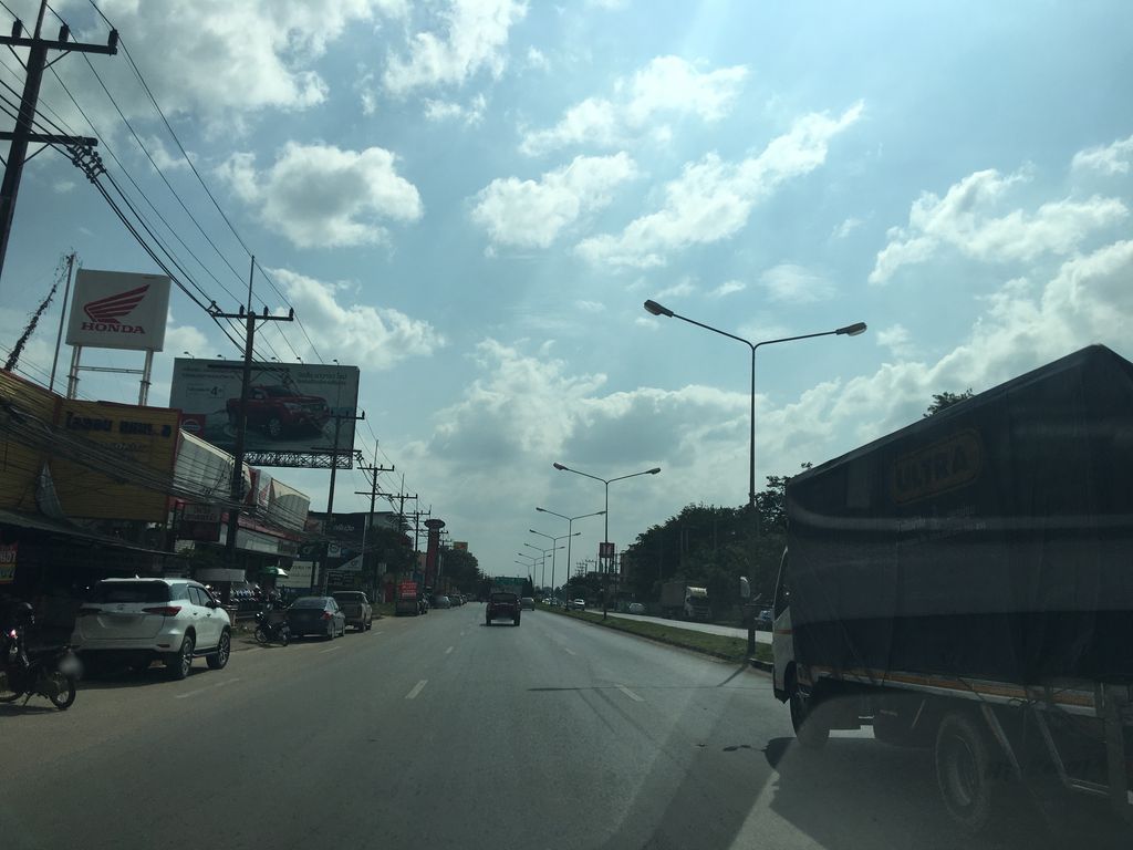 ภาพถนนตรงที่ ผัดไทป้าหลอง ตั้งอยู่ ถ่ายโดย wapriz พ.ศ. 2561 (2018) · A street-level view of where ผัดไทป้าหลอง · Phatthaipalong stands, by wapriz in 2561 (2018)