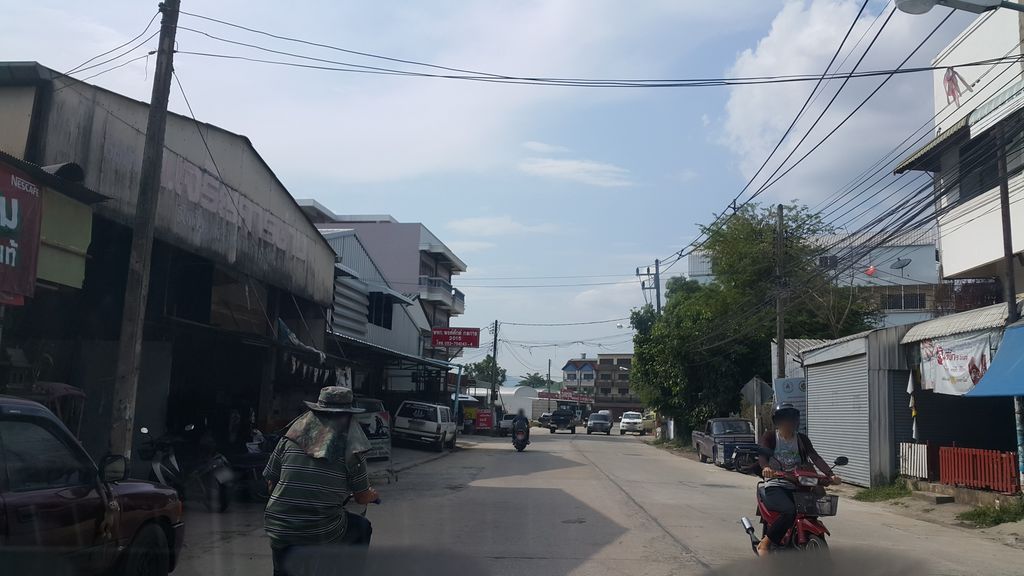 ภาพถนนตรงที่ Dongdok Cafe ตั้งอยู่ ถ่ายโดย jrcarlsen พ.ศ. 2560 (2017) · A street-level view of where Dongdok Cafe stands, by jrcarlsen in 2560 (2017)