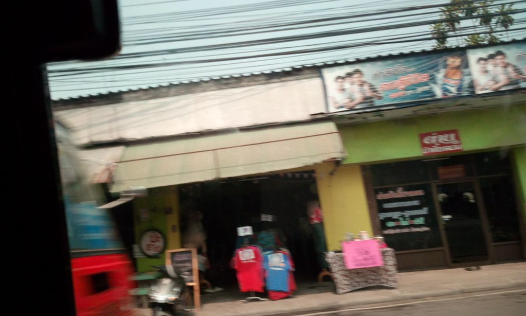 ภาพถนนตรงที่ Charm Bag&Shoes Spa - CEI ตั้งอยู่ ถ่ายโดย ozflor พ.ศ. 2562 (2019) · A street-level view of where Charm Bag&Shoes Spa - CEI stands, by ozflor in 2562 (2019)