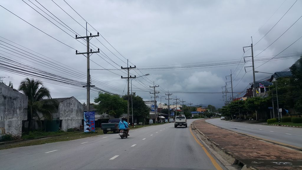 ภาพถนนตรงที่ หมวดทางหลวงเทิง ตั้งอยู่ ถ่ายโดย jrcarlsen พ.ศ. 2559 (2016) · A street-level view of where หมวดทางหลวงเทิง · Muat Thangluangthoeng stands, by jrcarlsen in 2559 (2016)