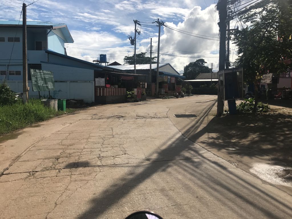 ภาพถนนตรงที่ หอพักหญิงอารีรัตน์ ตั้งอยู่ ถ่ายโดย wiwattantib พ.ศ. 2561 (2018) · A street-level view of where หอพักหญิงอารีรัตน์ · Ying Ari Rat Dormitory stands, by wiwattantib in 2561 (2018)