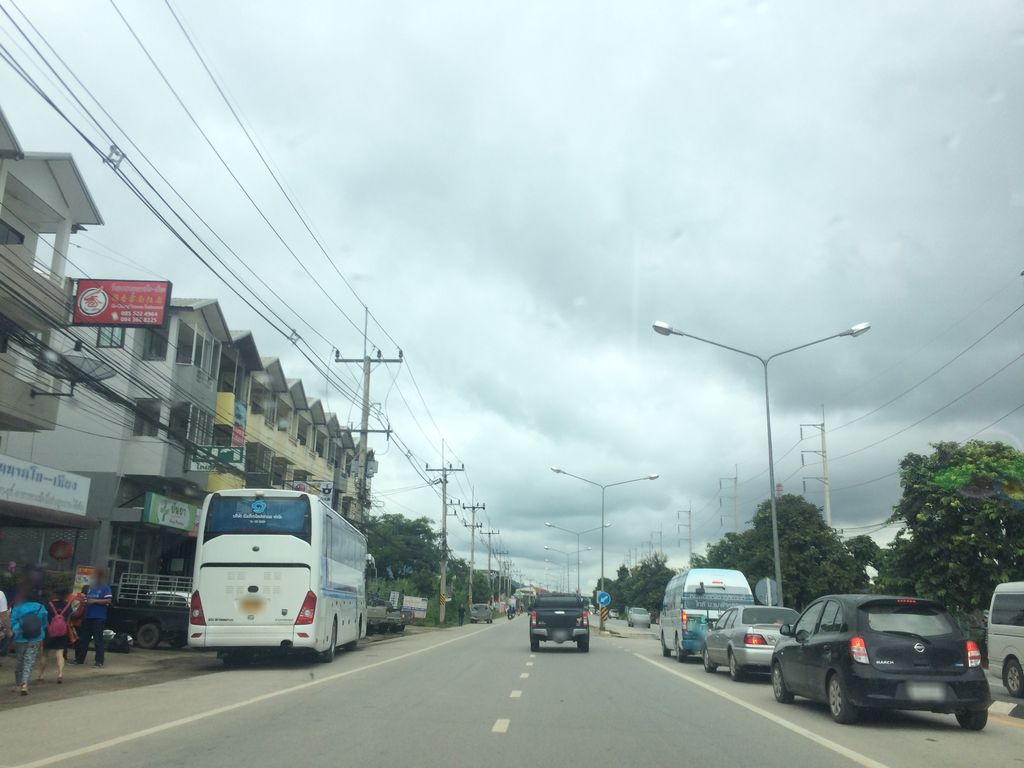 ภาพถนนตรงที่ ภูฟ้า วารี ตั้งอยู่ ถ่ายโดย prasert พ.ศ. 2559 (2016) · A street-level view of where ภูฟ้า วารี · Phufa Wari stands, by prasert in 2559 (2016)