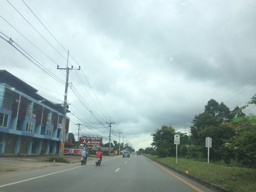 ภาพถนนตรงที่ สเต็กลุงหยิก ตั้งอยู่ ถ่ายโดย prasert พ.ศ. 2559 (2016) · A street-level view of where สเต็กลุงหยิก · Steak Lung Yik stands, by prasert in 2559 (2016)