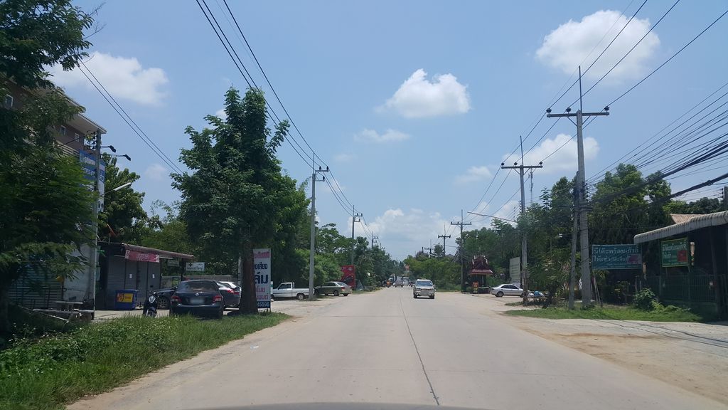 ภาพถนนตรงที่ น้ำลัด ประดับยนต์ ตั้งอยู่ ถ่ายโดย jrcarlsen พ.ศ. 2560 (2017) · A street-level view of where น้ำลัด ประดับยนต์ · Nam Lat Pradapyon stands, by jrcarlsen in 2560 (2017)