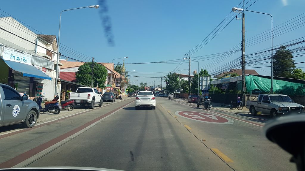 ภาพถนนตรงที่ Madam Rain Bow Nail ตั้งอยู่ ถ่ายโดย igorzo พ.ศ. 2562 (2019) · A street-level view of where Madam Rain Bow Nail stands, by igorzo in 2562 (2019)
