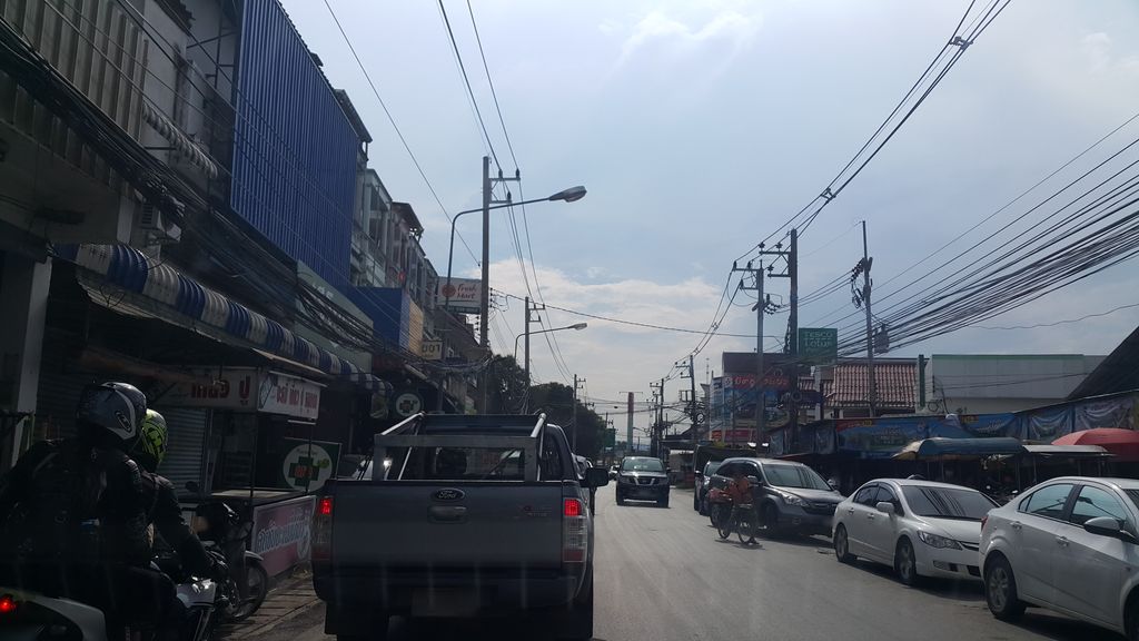 ภาพถนนตรงที่ ตลาดศรีทรายมูล ตั้งอยู่ ถ่ายโดย jrcarlsen พ.ศ. 2560 (2017) · A street-level view of where ตลาดศรีทรายมูล · Sisaimun Market stands, by jrcarlsen in 2560 (2017)