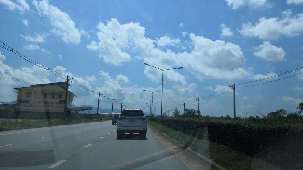 ภาพถนนตรงที่ โกดังจานชามเชียงราย ตั้งอยู่ ถ่ายโดย charlesano พ.ศ. 2561 (2018) · A street-level view of where โกดังจานชามเชียงราย · Kodang Chan Cham Chiang Rai stands, by charlesano in 2561 (2018)