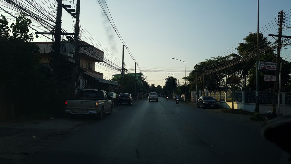 ภาพถนนตรงที่ ร้านข้าวซอยน้ำคั่ว ตั้งอยู่ ถ่ายโดย igorzo พ.ศ. 2562 (2019) · A street-level view of where ร้านข้าวซอยน้ำคั่ว · Ran Khao Soi Nam Khua stands, by igorzo in 2562 (2019)